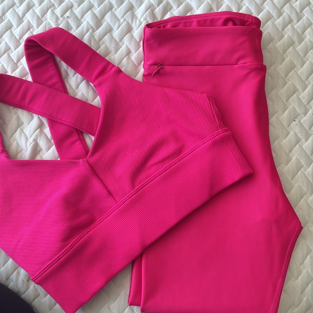 ALO NEON PINK EMULATE BRA AND AIRLIFT HIGH-WAIST CONCEAL ZIP CAPRI SET